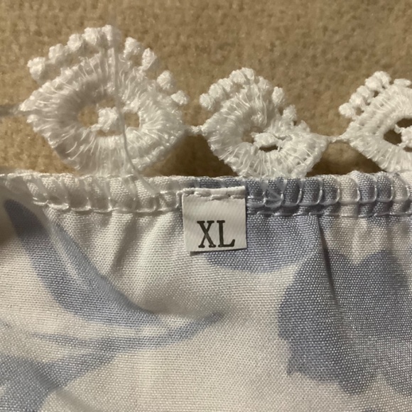 New ladies XL blue/white floral poly dress, v neck, pretty detail neck, sleeves - Picture 4 of 7